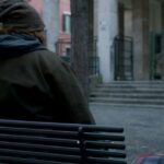 Stefano Fresi senzatetto “da favola” ne “Il costo di un miracolo” di Sabina Pariante.