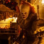In “It: Welcome to Derry” scopriamo che Pennywise non torna indietro nel tempo, ma conosce già il suo destino.