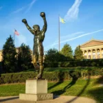 Sylvester Stallone ci ripensa: la statua originale di Rocky resta a Filadelfia dopo l’appello dei fan.